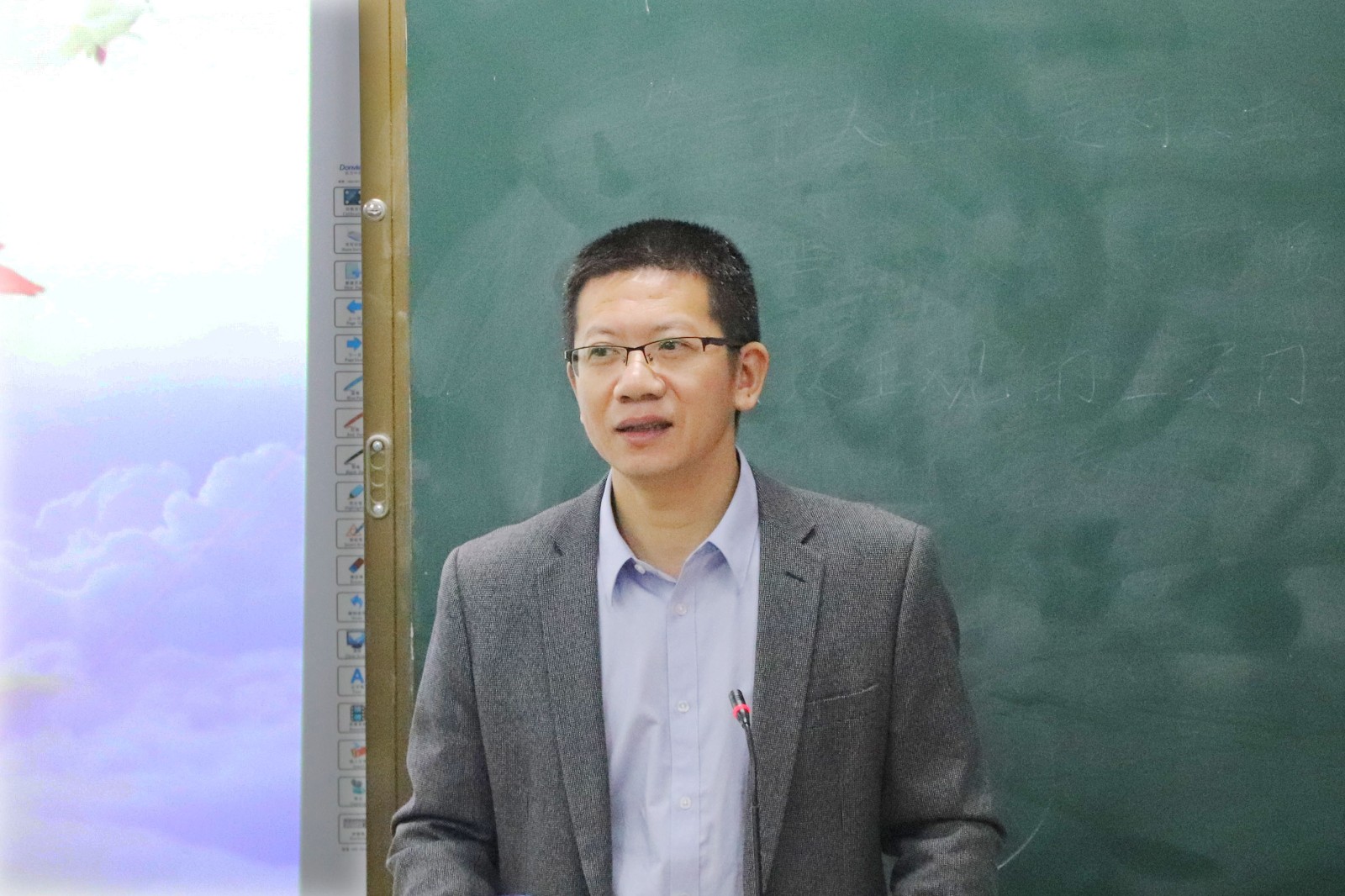 叶院长给学生上思政课.jpg