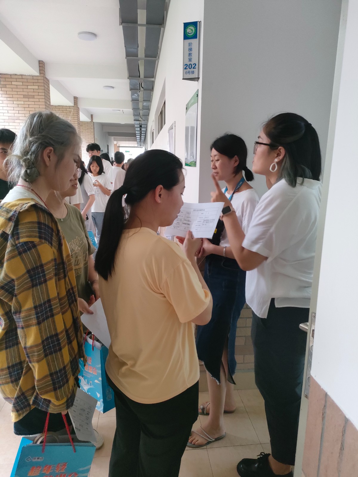 学生踊跃报名.jpg
