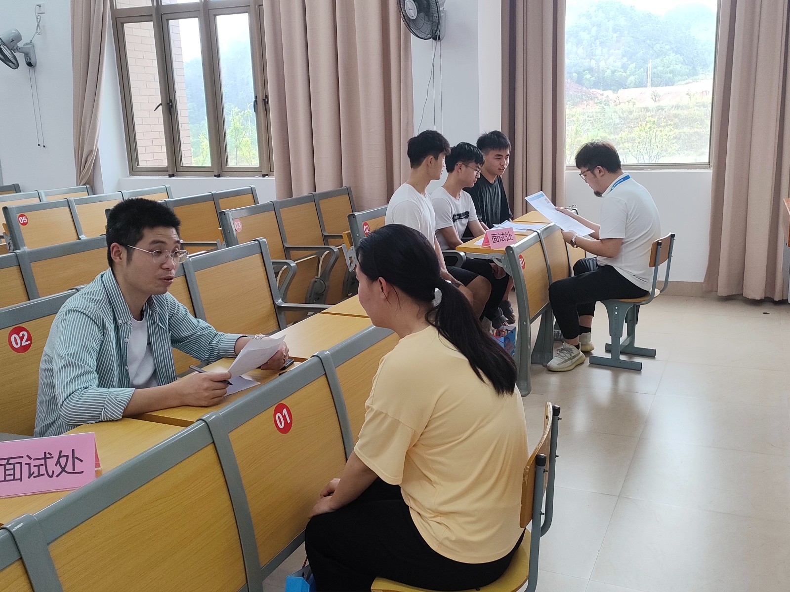 学生面试.jpg