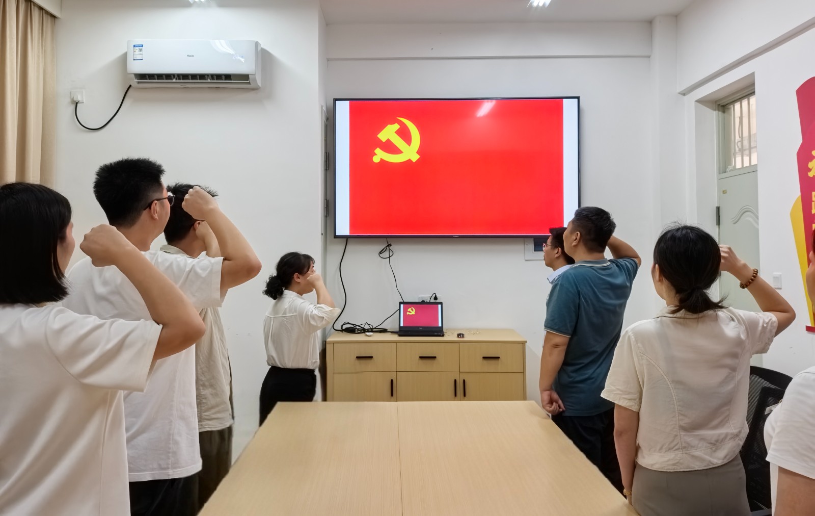 重温入党誓词.jpg